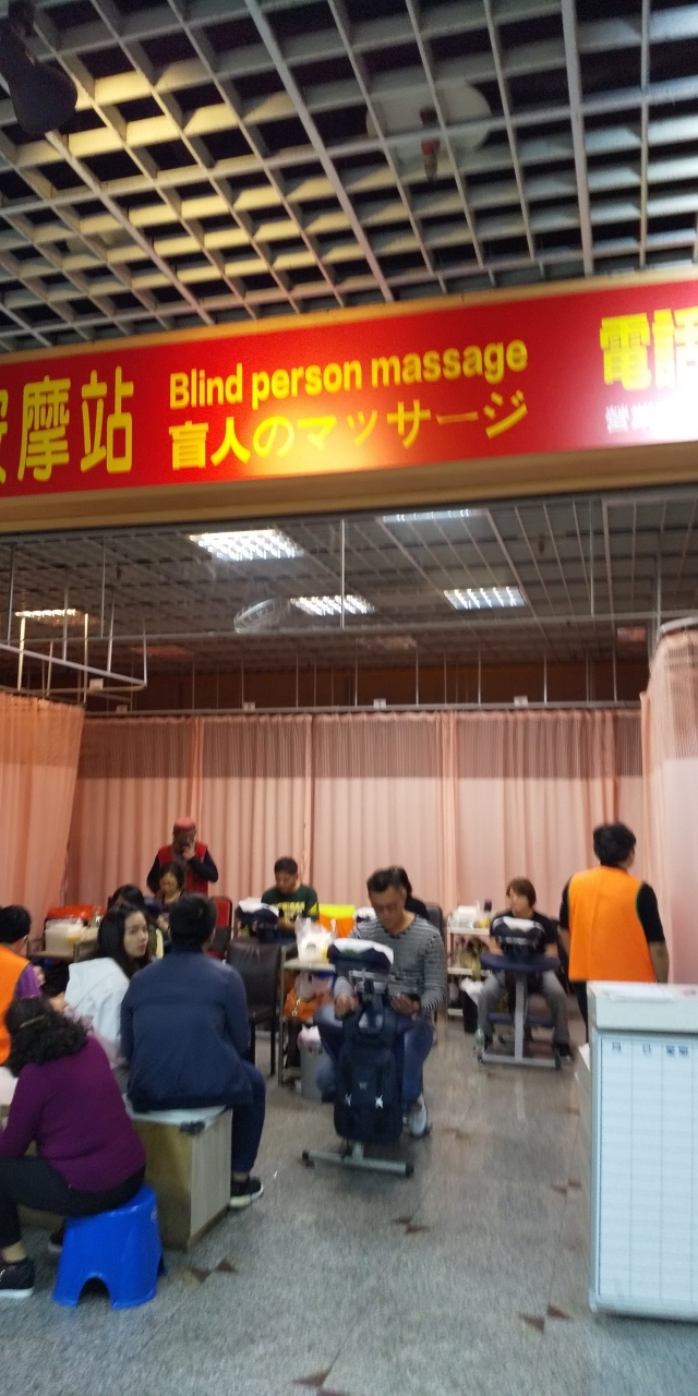 歩き疲れたのでY区の入り口にあるマッサージ店へ<br />施術者は全員盲人の方ですが　世話人？のおばちゃんがいるのでマッサージの<br />時間や部位を伝え　料金は施術者に払います<br />30分間３００元
