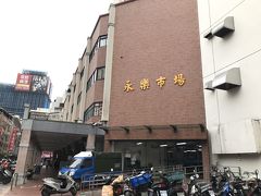 永楽市場をぐるっと見て回ります。
林合發油飯店が珍しく行列していなかったのでおこわだけ買おうか迷いましたが、このあと昼食におこわを食べる予定だったので断念。
少し後に覗いてみるとドアの外側まで列ができていましたね。