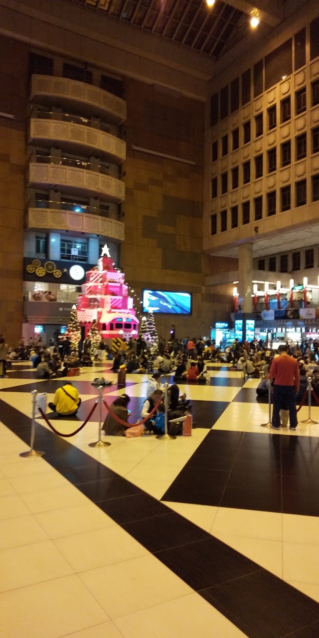 台北駅の待合スペース　床に座れる場所でバンコクのフォアランポーン駅のよう<br />周りにお土産屋さん　２階にレストランがあります<br />