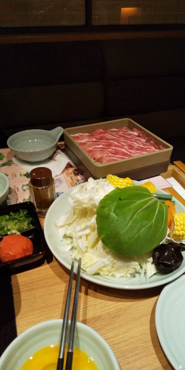 Y区から繋がる　Qスクエアビル4階　ハイディラオホットポット＜海底撈火鍋＞<br />食べ放題メニュー2人前とビール2本で５７７０円<br />支払いの時カードを出すと日本円にレジで換算してくれました