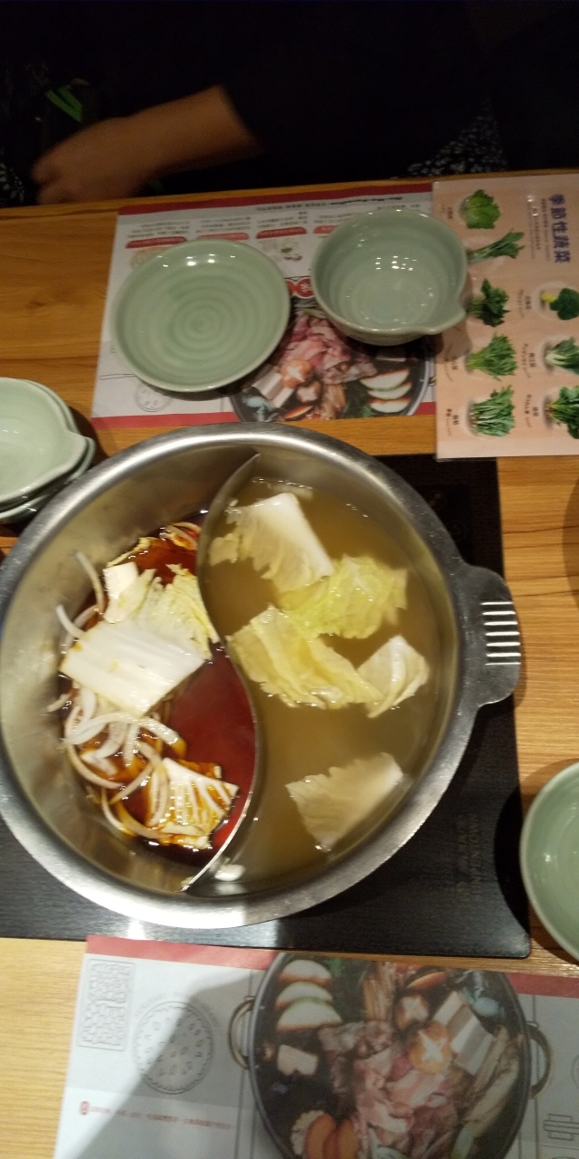 野菜や練り物などお代わりは？と回って来ます<br />肉は頼むシステム<br />辛い味とすき焼きの2種類鍋を選びました