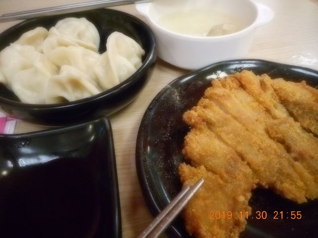 水餃子　鶏の唐揚げ　全部で２８０元<br />スープとお茶はセルフで飲み放題付でした