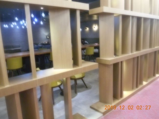 無料のラウンジです　寝ている人も多いので静かに過ごす人向き　夜中のせいかもしれないですが<br />この奥にトイレの個室が４つ位あり中でシャワーも浴びられるので人気です
