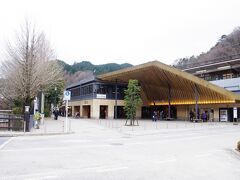 高尾山口駅
隈研吾さんの設計で、2015年４月に新駅舎ができました。