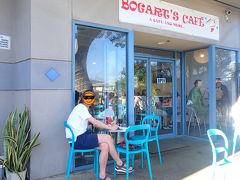 08:30 Bogar's Cafeで朝食