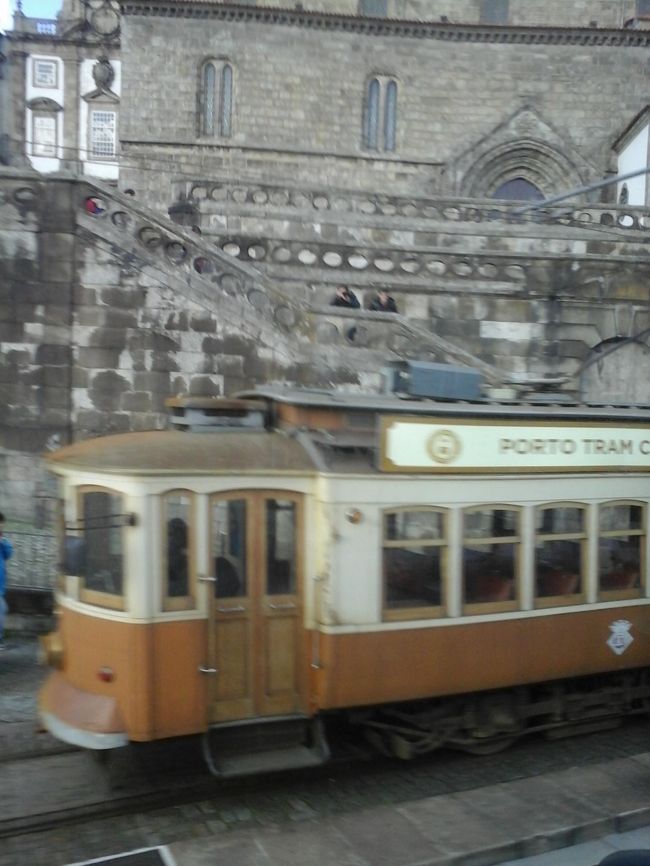 対向に路面電車。