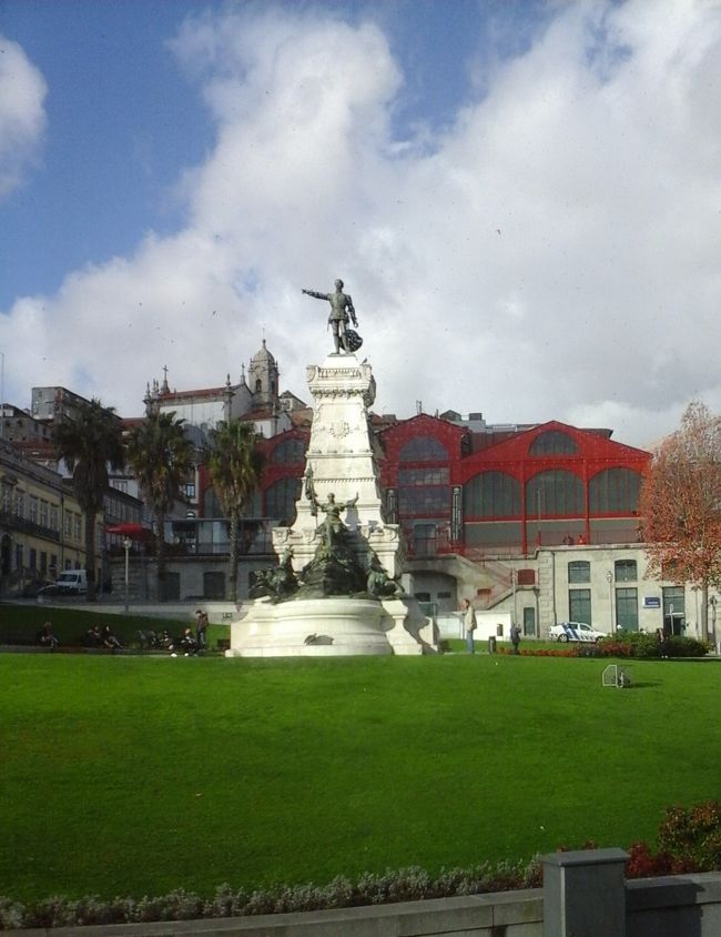 500番バスで市内へ戻る。車窓から見るエンリケ航海王子公園。