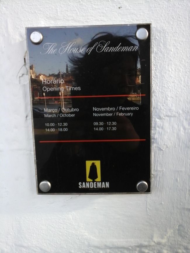 ツアーの時刻表。<br />ツアーの後、橋を渡り、ケーブルカーで登る。サンベンド駅からCampanha乗り換えてリスボンへ。3時間ほどでLisboa Santa Apolonia 駅着。地下鉄でMarques de pombal 行き、駅から徒歩3分の宿Tagus Royal Residence へ。広い二人部屋、トイレ風呂別。共同キッチン、WiFi あり。<br />