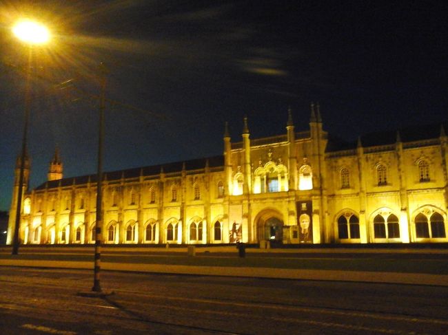 それからタクシーでシェロニモス修道院Mosteiro dos Jeronimosまで行く。<br />徒歩でも十数分で行けそう。外観だけ写真を撮る。かなり大きい。