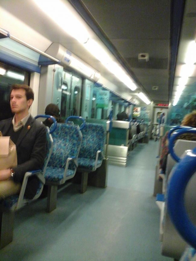 近くのBelem駅でCais do Sadre行き電車に乗って市内へ。終点で地下鉄に乗り換えRossio 駅へ。近くの宿から預けた荷物をピックアップ。