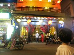 夕食はホテルからほど近くにあったベトナム料理店　Yen Restaurant
美味しかったので２日連続で行ってしまいました
揚げ春巻きも麺類も子ども達に大人気