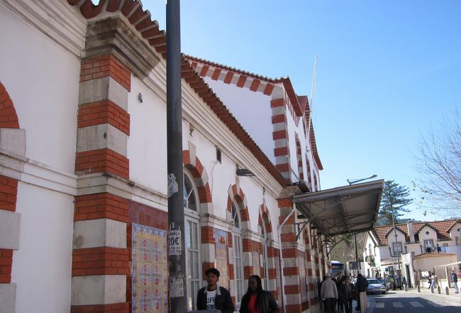 シントラ駅に戻りました。そのそばのバス停からロカ岬へのバスに乗ります。