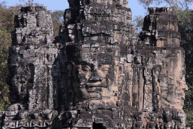 ■ 彫刻の美しいの四面塔は、クメールの微笑と呼ばれている。