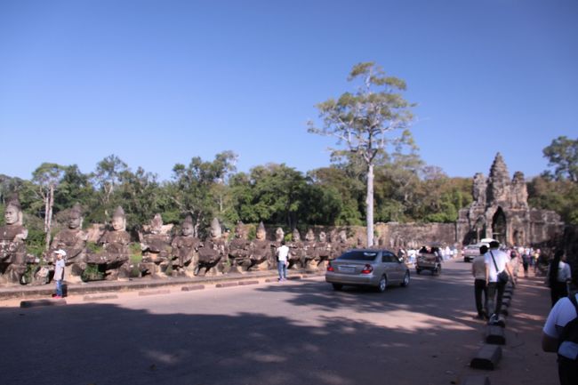 ■ 環濠の橋を渡って南大門から入場します