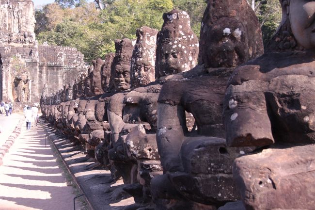 ■ 橋の欄干には、ヒンドゥー教天地創世神話「乳海攪拌」が模されている。