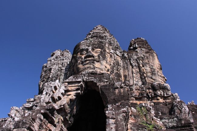 ■ 南大門<br />観世音菩薩の四面像