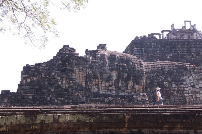 ■ バプーオンの巨大な寝釈迦像<br />幅約70m、高さ約3,5mもある、