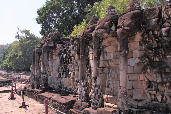 ■ 王宮の周壁の外に造られた象のテラス
