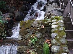 ちょっときつめの坂に階段

ここが近道
水の音が心地よいがここは美術の道