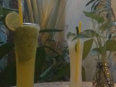 １７時過ぎ、ホテルに到着。

午前午後と連続であまりに悲惨な過去に直面して精神的に疲れたのと、時差ぼけがひどくて肉体的に疲れたのとでこれ以上は動けず、ホテル内カフェで一旦休憩＋１時間の夕寝。
