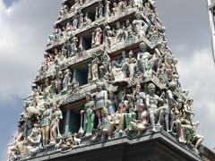 ヒンドゥー教寺院のスリマリアマン寺院。
彫刻がなんとも言えない美しさです。
中では沢山の人がお祈りしていました。