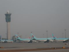 KE704は、定刻より早く16：22にソウル／仁川に到着。
仁川の新しい第２ターミナルは初めてです。
　　　　　　　　　　　　