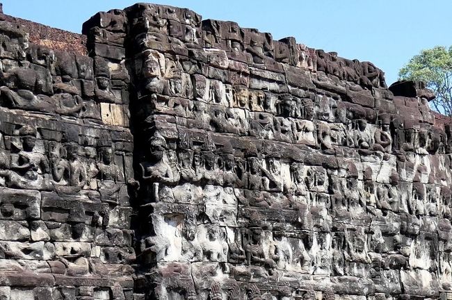 ■ 王宮の周壁の外に造られた象のテラス