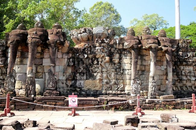 ■ 王宮の周壁の外に造られた象のテラス