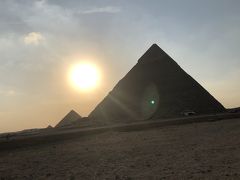 夕日とピラミッド
カフラ王ピラミッド
まだ表層石が残っているのが特徴