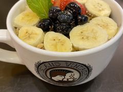 レナーズの後は、アラモアナセンターでお土産の購入など。
アイランドヴィンテージコーヒーでアサイーボール。
大きいので二人で1つにしたけど、美味しくてペロッと食べちゃいました。