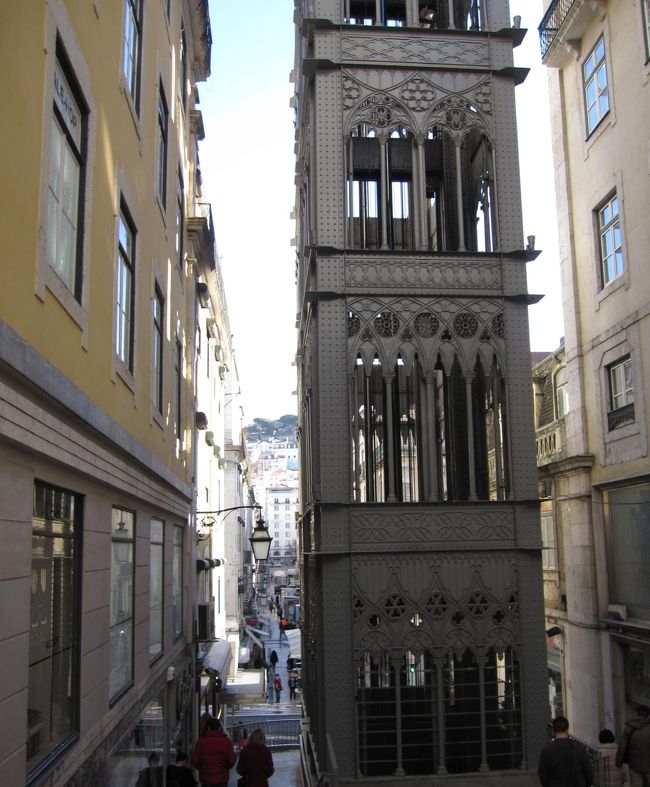 広場近くのサンタ・ジュスタのエレベーターElevador de Santa Justa。<br />行列になっています。眺めただけ。