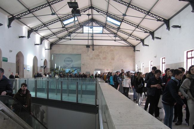 近くのRossio駅でシントラ行切符を買います。<br />長蛇の列になっていおり、３０分以上並びました。<br />