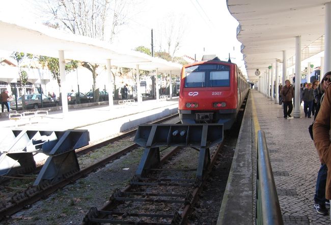 シントラ行の電車に乗ります。30分毎発車。満員です。
