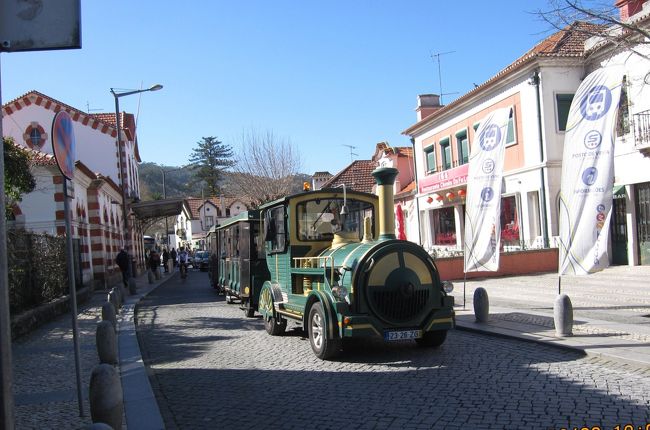 約40分でシントラに到着。駅前に可愛い観光列車が回っています。