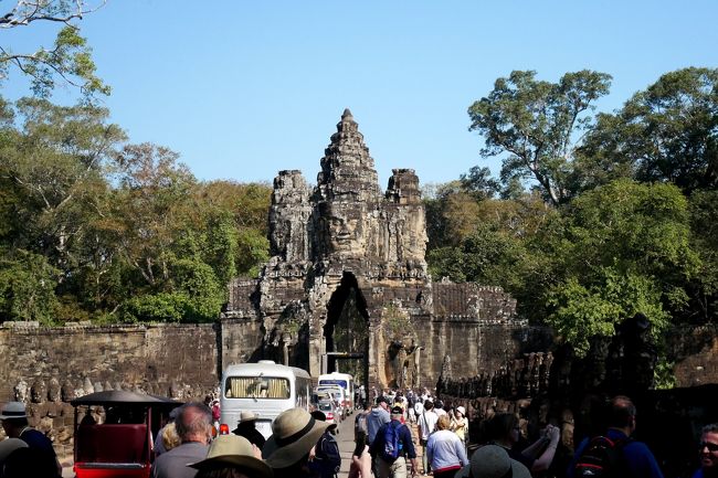 ■ 観音菩薩四面像を配した高さ23ｍの南大門