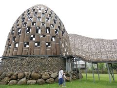 さーて、タイル博物館で大人しくしていた子どもたちにご褒美タイム。思う存分走り回ってくだされ、ということでやってきたのはこちら「森林之歌」。ヒノキが有名な土地ならではのモニュメントです。遊具があるというわけではないのですが、走り回るだけで楽しそうな子どもたち。