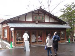 お参りをした後は茶屋で一休み「六花亭神宮茶屋店」に寄って行きます。

ここでしかいただけない焼き菓子”判官さま”はこの季節にはぴったり！、
焼きたてのお菓子とほうじ茶でいただきます。

＊詳細はクチコミでお願いします