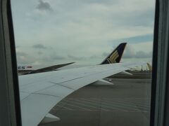 定刻17:40、シンガポール　changi空港17:42着。