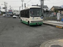 奈良交通の路線バスで向かいます。週末は人でごった返すようようですが、平日は小さなバスが運行しており、本数も多くありません。