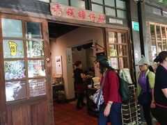 よし、食べ歩き開始っ！

まずは、「赤崁担仔面」。
台湾グルメと言えば・・・の「擔仔麵」が頂けるお店。

外にテラス席があり、そこには日本人の団体の方々が陣取っていたよ。
