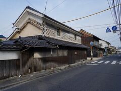 １５分余り続いた不愉快な時間は、神辺駅到着で終わった。
降り立った街はとても静かでホッとする。
とりあえず、地図を頼りに、宿場のあったほうへと歩いていくことにする。
途中では、古い民家がそこそこ建っていた。