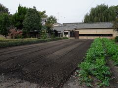 その先には、特別史跡だと言う『廉塾・菅茶山旧宅』があった。
管茶山は、酒造業を営んでいた東本陣に生まれた人で、京都で朱子学を学んだあと、地元に塾を開いたのだそうだ。
ここは、その管茶山が開いた塾と居宅の跡で、建物の他に菜園や養魚場なども残っている。
こちらもまだ開いていなかったので、外から眺めるだけにした。