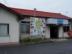 今回の旅もそろそろ終わり。
吉備津神社から新市駅へ戻るのだが、歩き過ぎたのか、足がが痛くなっていたのでタクシーを呼ぶことにした。
しかし、予約でいっぱいとのことで、仕方が無く歩くことにする。
駅まで２０分ほどだと書いてあったが、なかなか着かず、結局３０分近く掛かった。
時間を見ると、ちょうど列車が出る時間。
間に合わないと思ってホームに駆け込むと、まだ列車が停まっていた。
行き違いの列車が遅れていて、発車を見合わせていたので助かった。