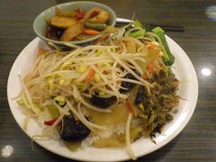 ガーデンホテルの近くの「善孝堂素食館 (西園寺店)」で夕食を食べました。