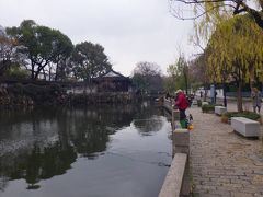 滄浪亭を出ると、水路沿いにとてものんびりとした「滄浪亭街」という街並みが続いていました。水路ではのんびりと釣りを楽しむ人がいたりしてとても風情のある街並みでした。