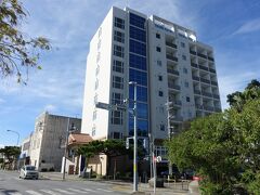 今回宿泊するホテルピースアイランド宮古島市役所通りに14時頃到着。こちらに4連泊しました。1階が駐車場、2階がフロント、琉球ダイニング「美南海」（朝は朝食会場になる）、3階～9階が客室、10階が大浴場。開業は2014年8月1日で、まだ比較的新しいホテルです。

近くにホテルピースアイランド宮古島という同系列のホテルもあるので間違えませんように。こちらは ”市役所通り” のほうです。