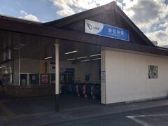 南口改札を出ると、正面に新松田駅があります。
ＪＲ在来線の駅名に「新」を加えた新松田駅の開業は、昭和３９年(1964)の新大阪駅より古い昭和２年(1927)。

改札窓口にいる駅員さんにトイレを借りたいと伝えると、入場券が頂けました。
※訪問当時
