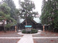 西区区役所の前の「琴似神社」に来ましたが、急に吹雪？～

意外に境内は広くて大きな御社なんですね？…、折角なんで参拝して来ます。

合掌！…。
