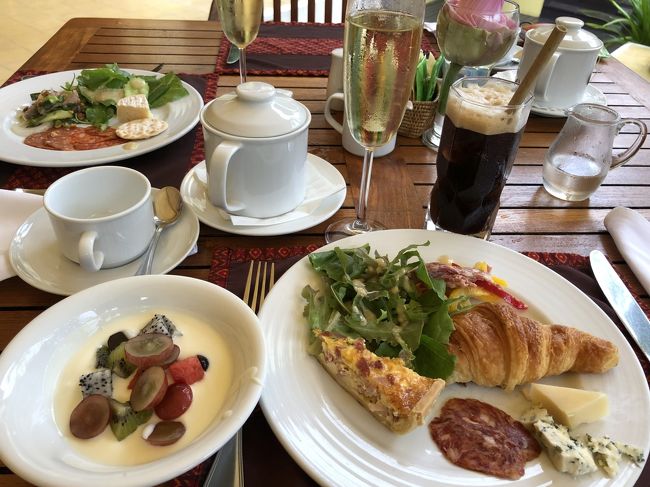 3日目の朝食です<br /><br />今日は体力勝負の山歩きがあるのでしっかり食事をしなくては！<br />もちろん、シャンペンも欠かせません！<br /><br />最近、プラスチック製のストローが問題になっていますが<br />ここのストローは竹製でこれは環境問題に一役買ちそうです<br /><br />フルーツヨーグルトが新鮮でおいしい！