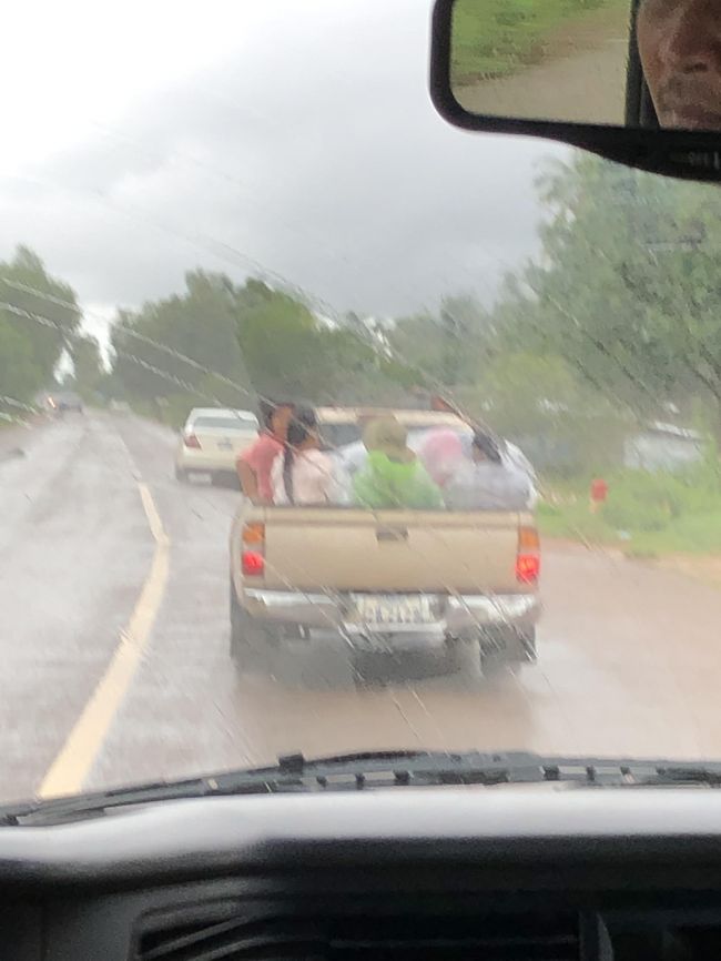 さて、ヴァンで水中遺跡クバルスピアンへ出発です<br /><br />朝食時は曇りでしたが土砂降りの雨になってしまいました<br /><br />前方の中学生くらいの子たちはこの後、ビニールシートを頭にかけて雨をしのいでました